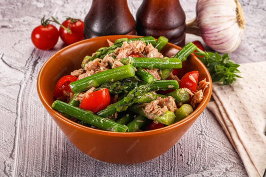 Špargljeva solata s tuno in gorčično-jogurtovim prelivom